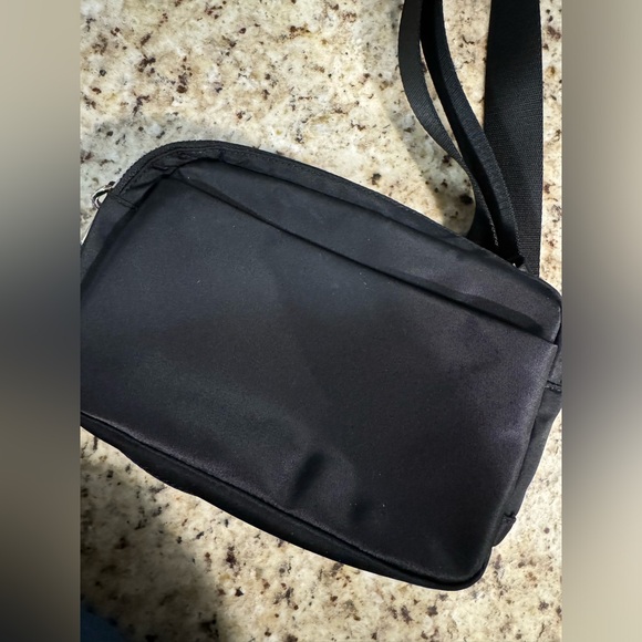 Lululemon Everywhere Crossbody Bag 2L - Picture 6 of 11